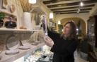 Mónica Tort Bori muestra una de las piezas que se puede adquirir y hacer en su establecimiento de Niu Taller de Cerámica.
