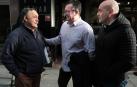Patxi Bueno (en el centro) y Antonio Urbiola saludan a Juanjo Aragón, quien llega cargado de latas de pimientos y espárragos lodosanos para sus salvadores.