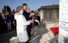 Pedro Sánchez, frente a la tumba del presidente republicano Manuel Azaña en Montauban junto a familiares de Azaña.