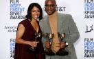 Regina King y Barry Jenkins, protagonista y director de 'El blues de Beale Street', con sus galardones.