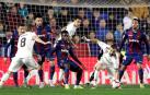 Dos penaltis con VAR y los postes mantienen con vida al Madrid