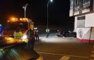 Bomberos junto al coche, en el lugar del accidente.