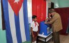 El expresidente cubano, Raúl Castro, vota en el referendo sobre la nueva Constitución, en La Habana