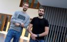 Sergio Fuentes y Julen Velasco, en los alrededores del polideportivo Elizgibela de Burlada, donde comenzaron a jugar a baloncesto.