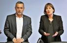 El consejero de Política Social, Empleo y Vivienda, Miguel Laparra, y la presidenta Uxue Barkos, en la comisión del Parlamento