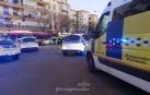 Muere un motorista un semáforo tras atropellar a una mujer en Sevilla