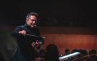 Constantino Martínez-Orts, dirigiendo un concierto.