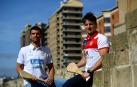 Daniel Berrogui y Mitxel Fernández posan juntos en la Ciudadela de Pamplona en la víspera a su encuentro de paleta cuero.