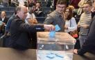 Los compromisarios votan en la pasada asamblea del 3 de noviembre en Baluarte. A la izquierda, el Directivo Ignacio Yániz.
