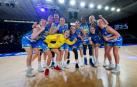 La navarra Irati Etxarri, a la izquierda con el dorsal 8, celebra el pase a semifinales tras superar al Araski.