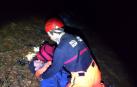 Un bombero, en el simulacro de búsqueda.