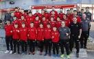 Los jugadores del equipo infantil, que disputa la Minicopa, posan junto a los de Osasuna Magna antes de salir hacia Valencia.