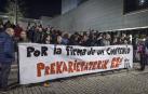 Trabajadores de TCC, concentrados ayer noche frente a la sede de la Mancomunidad, gestora del transporte comarcal.