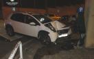 Un conductor ebrio se empotra en Pamplona contra un expendedor de tickets