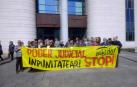 Los colectivos se han concentrado frende al Palacio de Justicia de Pamplona.