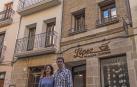 Raquel de Carlos Lanz y Javier López Barbarin, junto a Panadería López y a los dos números de Ruiz de Alda destinados a uso turístico.