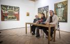 De izda a dcha: José Corredor-Matheos,  Maitena Muruzábal y Alfredo Díaz de Cerio, rodeados de tres grandes obras del artista en las que el metal fue protagonista.