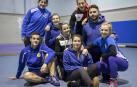 De izda. a dcha., Iñaki Arbea (sentado), Itziar Rekalde (de pie), Elena Arbea (de rodillas), Aintzane Gorria (de rodillas),  Miren Huarte (sentada), Atanas Dayliev (de pie), Ahmed Panev (de rodillas) y Elena Arraiza (agachada), en el gimnasio del Polideportivo Elizgibela.