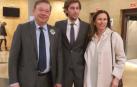 Javier Orduña, a la izquierda, con su hermana y sobrino tras recoger el 26 de febrero la Cruz de Honor de la Orden de San Raimundo de Peñafort, una condecoración del Ministerio de Justicia.