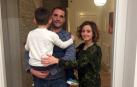 Enrique Munilla y Mayra Gil, padres de Izan, que aparece cogido en brazos por su padre.