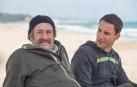 El actor Karra Elejalde (izda) se convierte en la película  100 días en el suegro de Ramón, un treintañero que padece esclerosis múltipe y que interpreta Dani Rovira (dcha).