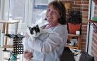 Pilar Nieto Jiménez sostiene entre los brazos a Forrest, el gato que hace cuatro meses llegó a sus vidas de casualidad.