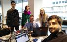 Iñaki Úcar, a la izquierda y de pie. Después aparecen Almudena M. Castro, Juan Martínez, Rosa Narvaez y José Luis Martín-Oar, el resto de los miembros del equipo.