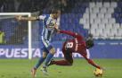 Fran Mérida cae al suelo durante una jugada frente al Dépor en Riazor.