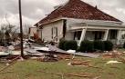 Destrozos en hogares ocasionados por el tornado de Alabama.