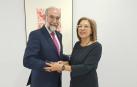 El consejero Domínguez, con la consejera de Sanidad de Aragón, Pilar Ventura.