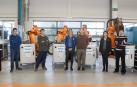De izquierda a derecha, junto a los robots donados, Asier Gabilondo Marqués (Armeria Eskola), Luis Javier Villanueva Martínez (CIP Lumbier), Ana Mateo Martín (responsable de Mantenimiento del taller de Montaje de Volkswagen Navarra), Alberto Suárez Sanabria (Ribera del Arga), Eugenia Larrea Calvo (responsable de Volkswagen Academy) y Javier Gómez Arriola (CIP Estella).