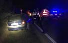 Bomberos y Policía Foral asisten al herido en el accidente de Larraga tras la salida de vía.