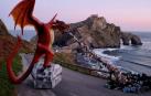 Greenpeace instala un dragón gigante en Gaztelugatxe para denunciar los vertidos de plástico al mar.