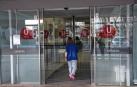 Una sanitaria entra al edificio de Urgencias del Complejo Hospitalario de Navarra.