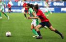 Imágenes del primer partido de fútbol femenino en El Sadar