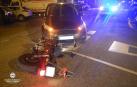 Estado de la motocicleta tras colisionar contra el turismo este lunes en la calle de Monasterio de la Oliva, en Pamplona.