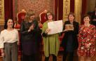 Las tres representantes de la Asociación Alaiz que han recogido el premio, junto a la Presidenta Barkos y la consejera Ollo.