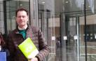 El presidente de Vox en Lleida, José Antonio Ortiz, en la puerta del edificio judicial de Lleida este lunes.