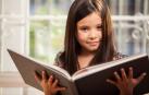 Una niña leyendo un libro.