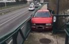 Tres jóvenes dejan empotrado un coche en el paseo del Arga tras huir de un control policial