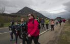 Peregrinos caminan con la Higa de Monreal al fondo en la segunda Javierada de 2018.