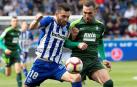 El delantero del Alavés Borja Bastón pelea un balón con el defensa del Eibar Anaitz Arbilla.