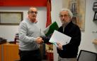Valentín García (izda.) y Francisco Soto se dan la mano tras haber firmado el convenio.