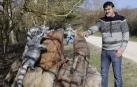 Animales esculpidos en la raíz de un roble, obra de Ángel Illera, en la regata Iturralde de Lerga.