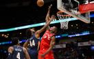 Ibaka bloquea al atacante de New Orleans Pelicans forward Solomon Hill.