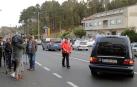 Los coches fúnebres con los dos cuerpos sin vida de un hombre de 46 años, que ha asesinado a su mujer tras lo cual se ha quitado la vida en Pontevedra.