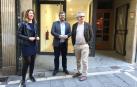 Los dirigentes de Ciudadanos Navarra Ruth Goñi, Fran Hervías, Carlos Pérez-Nievas, frente a la sede del partido en la calle Calceteros de Pamplona.