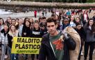 Kortajarena recogiendo residuos con Greenpeace en la playa vizcaína de Ereaga.