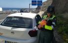 La guardia civil atiende al bebé tras un amago de infarto de su padre.