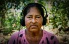 Una de las habitantes de Tauary, en el Amazonas, escuchando los sonidos de la selva para la película Curupira, criatura del bosque.